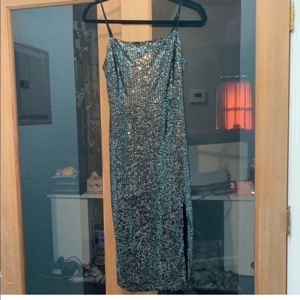 Beautiful Sequin midi Dress with slit